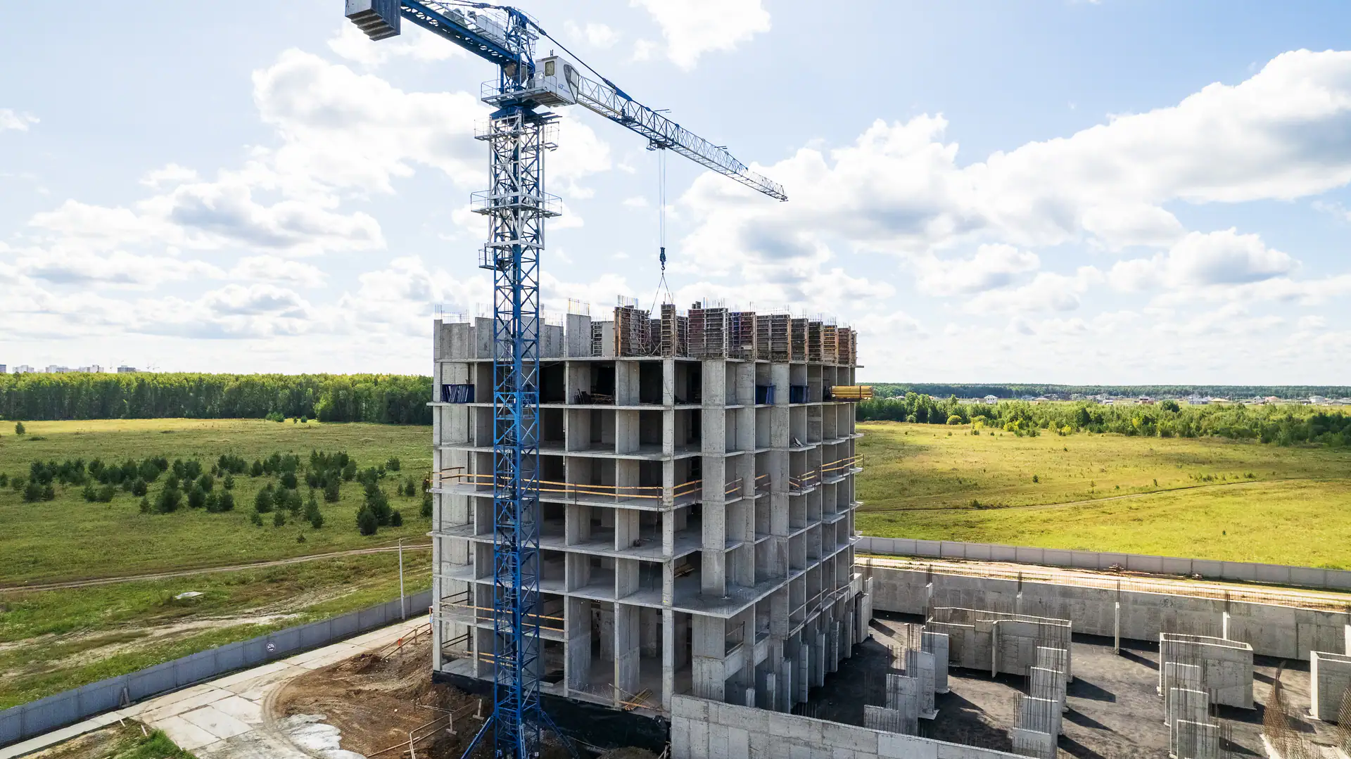 август, 2023