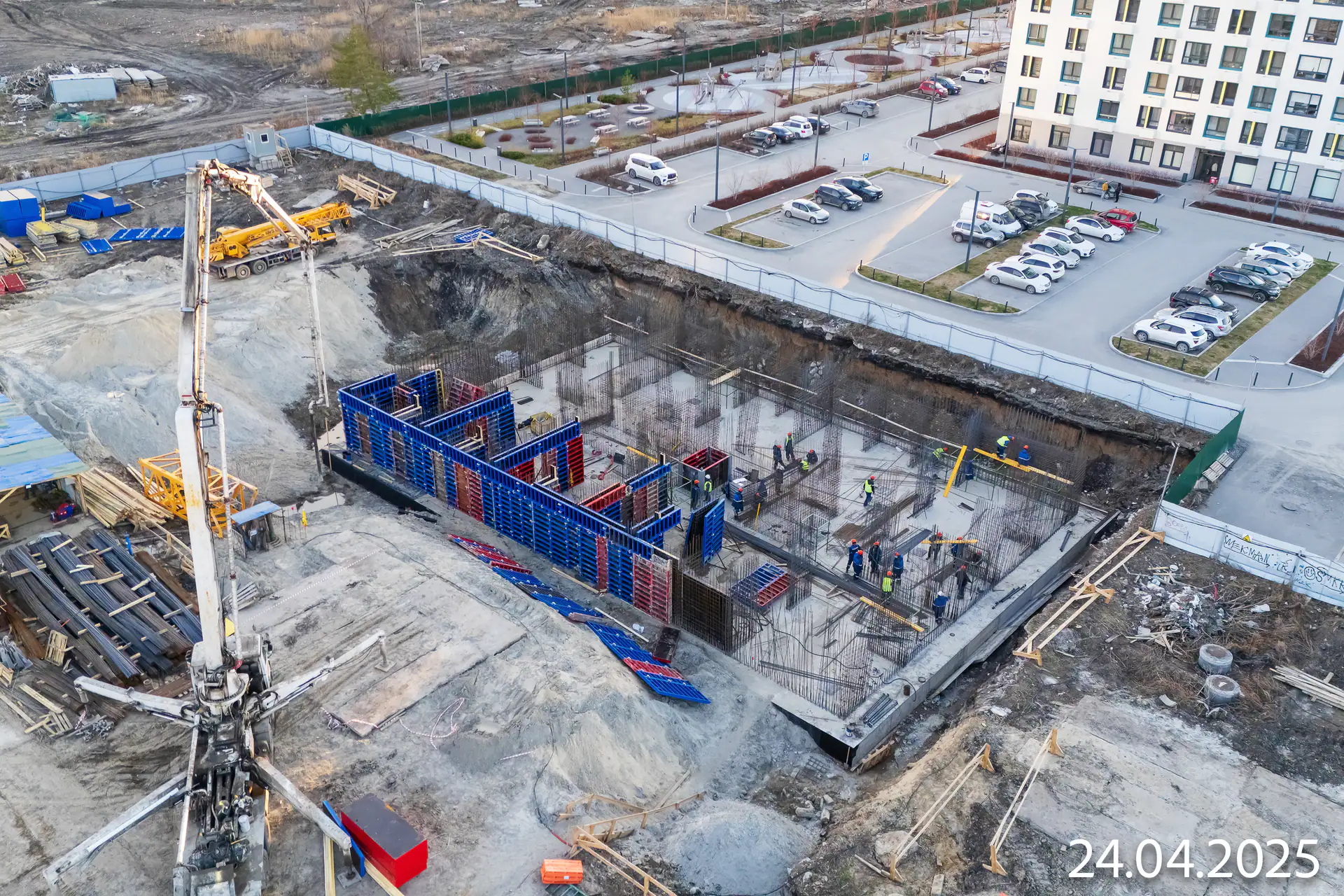 апрель, 2025
